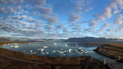 Vue panoramique sur la lagune du glacier Jokulsarlon, sud-est de l'Islande — Photo de stock