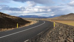 Vista panorámica de Winding Road en el Parque Nacional Thingvellir, Islandia - foto de stock