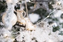Vista da vicino delle decorazioni natalizie su un albero di Natale — Foto stock