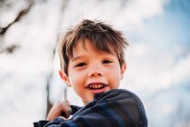 Крупним планом портрет усміхненого хлопчика на гойдалці — стокове фото