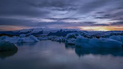 Vista panoramica del tramonto sulla laguna del ghiacciaio di Jokulsarlon, Islanda sud-orientale — Foto stock