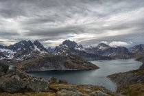 Vista panorâmica do lago Solbjornvatnet, Moskenes, Flakstad, Nordland, Lofoten, Noruega — Fotografia de Stock