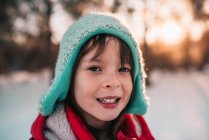Портрет улыбающейся девушки, стоящей в снегу — стоковое фото