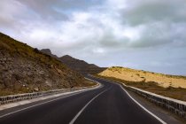 Vista panorámica de la carretera costera, Sao Vicente, Cabo Verde - foto de stock
