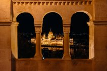 Olhando através de um arco sobre a construção do parlamento, Budapeste, Hungria — Fotografia de Stock