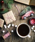 Tasse Kaffee, Geschenke und Weihnachtsdekoration, flache Lage — Stockfoto
