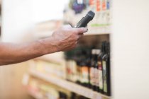 Помічник продавця з використанням цифрового пристрою для перевірки продуктів — стокове фото