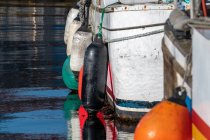 Galleggianti appesi su barche in un porto — Foto stock