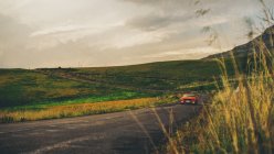 Voiture conduite le long de la route rurale, Drakensberg, KwaZulu-Natal, Afrique du Sud — Photo de stock