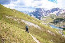 Femme VTT, Parc National des Fanes-Sennes-Braies, Dolomites, Trentin, Tyrol du Sud, Italie — Photo de stock