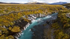Мальовничий вид на Hraunfossar водоспад у західній Ісландії — стокове фото