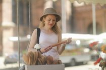 Жінка дивиться на дерев'яні ложки на вуличному ринку — стокове фото