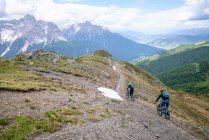 Zwei Männer Mountainbiken bei Sexten, Dolomiten, Trentino, Südtirol, Italien — Stockfoto