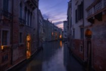 Venice, italia-septiembre 15, 2017: vista del canal en la ciudad de burano, veneto - foto de stock