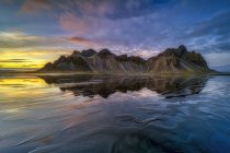 Мальовничий вид на гірський краєвид, Vestrahorn, Stokksnes, Південно-Східної Ісландії — стокове фото
