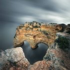 Plan panoramique de belles roches sur le bord de la mer par temps nuageux — Photo de stock