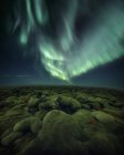 Мальовничий вид на Північне сяйво над скелястими пейзажами, Ісландія — стокове фото