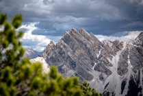 Vue panoramique sur les sommets montagneux, parc national des Fanes-Sennes-Braies, Dolomites, Trentin, Tyrol du Sud, Italie — Photo de stock