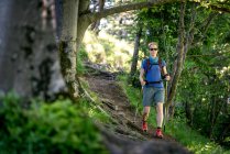 Femme randonnée dans la montagne Nockstein près de Salzbourg, Autriche — Photo de stock