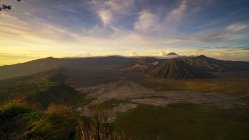Vista panoramica del Parco nazionale Bromo Tengger Semeru all'alba, Giava orientale, Indonesia — Foto stock