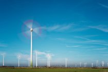 Turbine eoliche su uno sfondo cielo blu — Foto stock