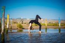 Donna che fa yoga verso l'alto, The Strait Natural Park, Tarifa, Cadice, Andalusia, Spagna — Foto stock
