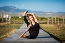 Mulher fazendo uma pose de ioga, O Parque Natural do Estreito, Tarifa, Cádiz, Andaluzia, Espanha — Fotografia de Stock