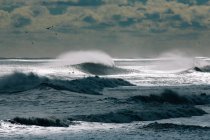 Plano escénico del océano tormentoso en el día nublado - foto de stock