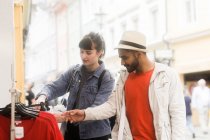Paar steht in Straßenkleidung beim Einkaufen — Stockfoto