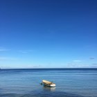 Malerischer Blick auf Boot auf dem Meer verankert, Seychellen — Stockfoto