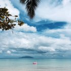 Vista panoramica del fenicottero gonfiabile galleggiante nell'oceano, Seychelles — Foto stock