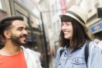 Lächelndes Paar beim Einkaufen in der Stadt — Stockfoto