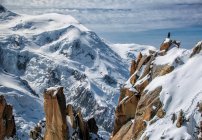 Silhueta de uma pessoa em pé no pico da montanha, Mont Blanc, Chamonix, França — Fotografia de Stock
