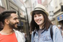 Smiling couple shopping in the city — Stock Photo