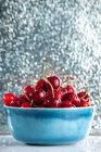 Close-up view of a bowl of fresh cherries — Stock Photo