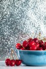 Close-up view of a bowl of cherries under shower — Stock Photo