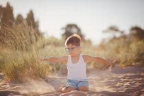 Ritratto di un ragazzo seduto su una spiaggia a giocare con la sabbia, Bulgaria — Foto stock