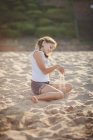 Ragazza seduta sulla spiaggia a giocare con la sabbia, Bulgaria — Foto stock