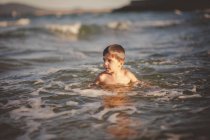 Lächelnder Junge schwimmt im Meer, Bulgarien — Stockfoto