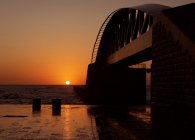 Lever de soleil sur St Elmo Breakwater Footbridge, La Valette, Malte — Photo de stock