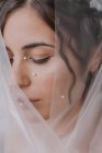 Ritratto di donna con perle sul viso — Foto stock