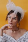 Портрет красивой женщины в очках и пластиковом тюрбане — стоковое фото