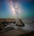 Scenic view of Milky Way Over Shark Fin Cove, Santa Cruz, California, America, USA — Stock Photo