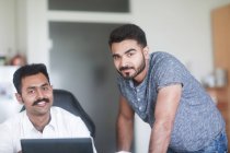 Zwei Männer arbeiten gemeinsam zu Hause — Stockfoto