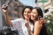 Duas mulheres tomando selfie na rua — Fotografia de Stock