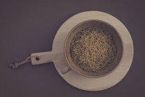 Vue aérienne des nouilles crues dans une tasse — Photo de stock