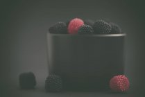 Чаша ежевики и малиновых конфет, вид крупным планом — стоковое фото