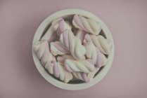Overhead view of marshmallows in a bowl — Stock Photo
