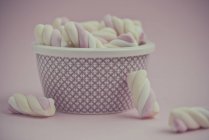 Close-up vista da tigela de marshmallows sobre fundo roxo — Fotografia de Stock