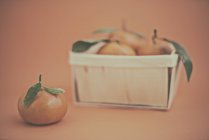 Nahaufnahme von Punnet mit frischen Mandarinen — Stockfoto